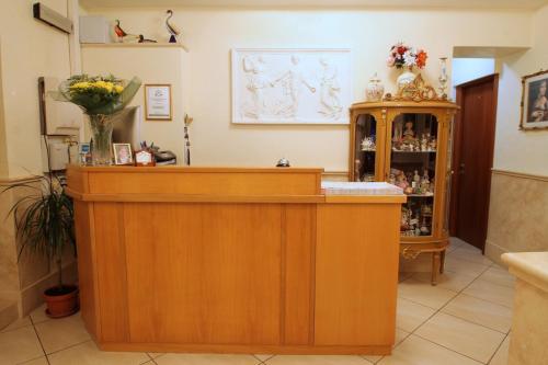un mostrador de madera en una farmacia con flores. en Hotel Rosetta en Roma