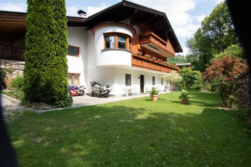 Taman di luar Ferienwohnung Nähe Bergdoktor Drehorte Kitzbüheler Alpen ITD100 by FeWo-Plan