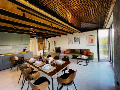 een woonkamer met een tafel en wat stoelen bij OWysoko - Apartamenty z Widokiem 200 m od tras Szczyrk Mountain Resort in Szczyrk