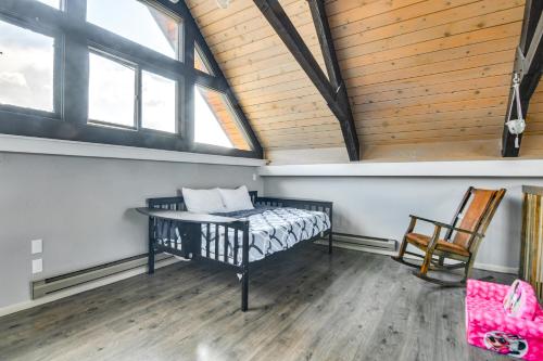 Cama o camas de una habitación en 5 Mi to Dtwn Evergreen Mtn-View Escape