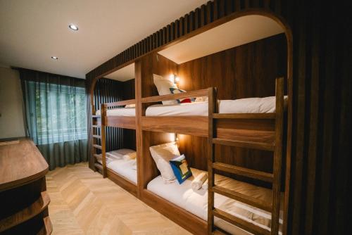une chambre avec trois lits superposés dans l'établissement L'Écrin Annécien by ExplorHome, à Annecy