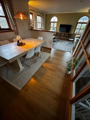 Khu vực ghế ngồi tại Lochedge House