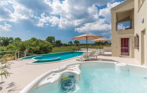 a swimming pool with a hot tub in a house at Amazing Home In Visnjan With Sauna in Prhati