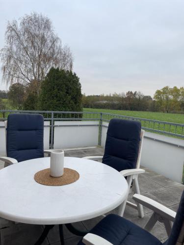 a white table and two chairs on a patio at Monteurwohnung nahe A1 in Ostbevern