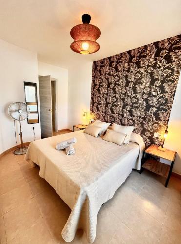 una camera da letto con un letto grande con una parete di Casa Oti en Roque del Mar a Costa de Antigua