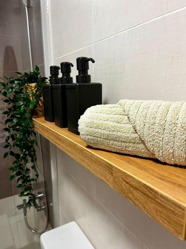 uno scaffale con quattro bottiglie sopra in un bagno di Casa Oti en Roque del Mar a Costa de Antigua