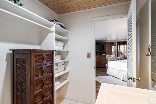 Bilik mandi di Ski In and Out, Short Walk or Drive to Ski and Bike Access, Private Hot Tub, Sleeps 6