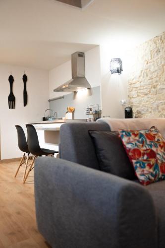 un salon avec un canapé et une table dans l'établissement Duplex LE STUD'71 - 100m de la gare, à Chalon-sur-Saône