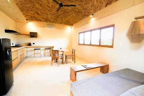 Kuchyň nebo kuchyňský kout v ubytování Casa Borka LUXURY FULLY FURNISHED BEACH CONDOS WITH POOL