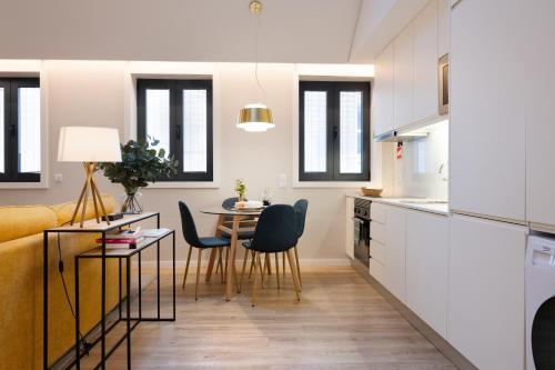 una cucina e un soggiorno con tavolo e sedie di Savannah Apartment, by Bolhão Residences a Porto