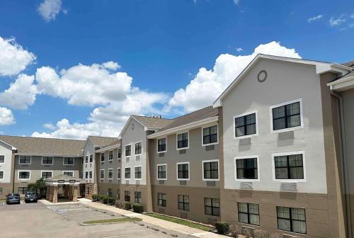 a large apartment building with a parking lot at Extended Stay America Suites - Houston - Med Ctr - Greenway Plaza in Houston