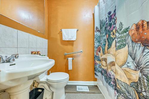 Ένα μπάνιο στο Family-Friendly Jonesboro Home with Fenced Yard!