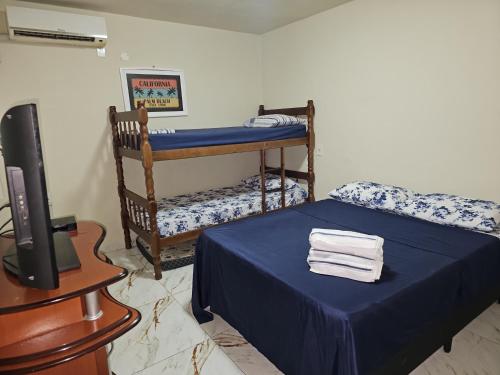 Casa Buziana - Centro في بوزيوس: غرفة بسريرين بطابقين وتلفزيون