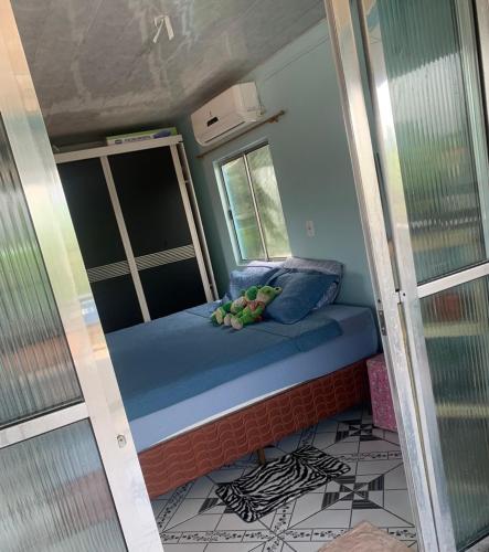 a small room with a bed and a window at CasaCop30 in Belém