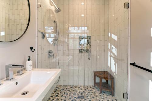 une salle de bain avec un lavabo et une douche dans l'établissement Thistle Pond Cottage, à Biddeford