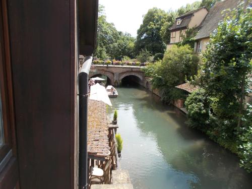 - une vue depuis la fenêtre d'une rivière avec un pont dans l'établissement Petite Venise, à Colmar