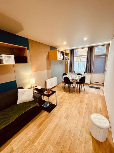 un salon avec un lit et une salle à manger dans l'établissement Studio Le Franc Bourgeois, à Sedan