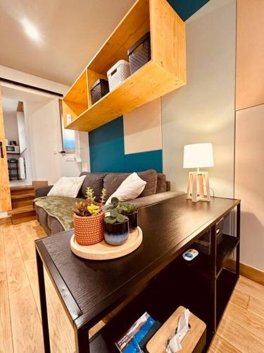 un salon avec un canapé et une table dans l'établissement Studio Le Franc Bourgeois, à Sedan