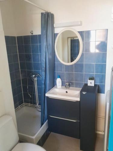 une salle de bain carrelée bleue avec un lavabo et une douche dans l'établissement Appartement Saint Pierre la Mer 4 personnes, vue sur la mer, piscine, parking, tennis N366, à Saint Pierre La Mer
