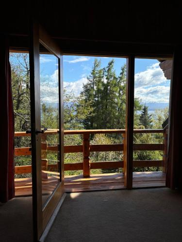 an open door to a balcony with a view at CASA de MONTAÑA CON VISTA AL LAGO in San Carlos de Bariloche