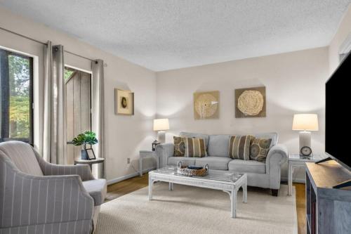 a living room with a couch and a table at Pinehurst Choice in Pinehurst