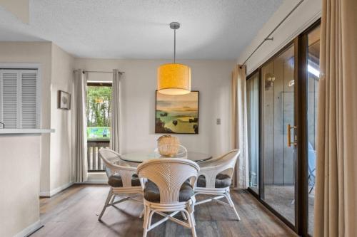 a dining room with a table and chairs at Pinehurst Choice in Pinehurst