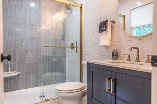 a bathroom with a toilet and a shower and a sink at Banjos Golf Getaway in Pinehurst