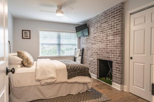 a bedroom with a brick wall and a bed at Banjos Golf Getaway in Pinehurst