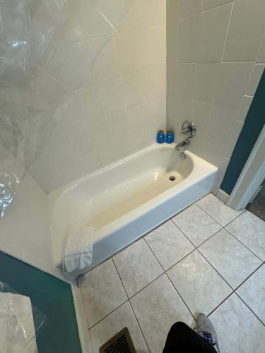 Ένα μπάνιο στο Near University & Dining- Garden District Dwelling