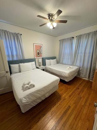 Ένα ή περισσότερα κρεβάτια σε δωμάτιο στο Near University & Dining- Garden District Dwelling