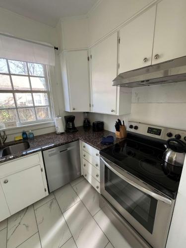 Η κουζίνα ή μικρή κουζίνα στο Near University & Dining- Garden District Dwelling