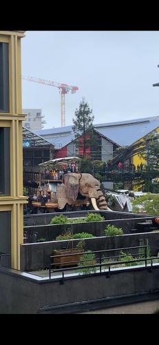 une statue d'un éléphant devant un bâtiment dans l'établissement Studio île de Nantes, à Nantes