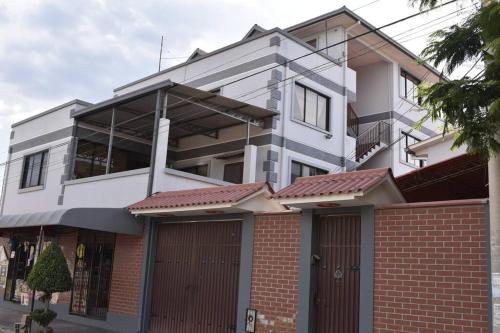 un gran edificio blanco con una puerta delante en Villa Serenidad, en Cochabamba