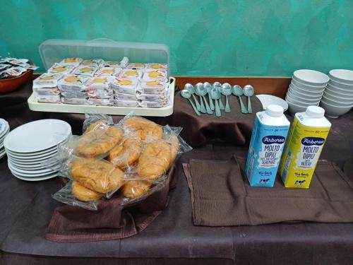 un tavolo con pasticcini, bevande e piatti di cibo di Hotel Ferrari a Roma