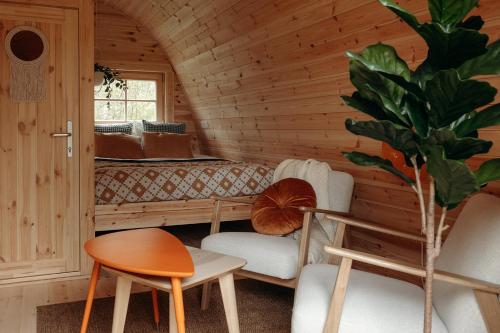 a room with a bed and a table and a chair at Parcpod Kapèlkeshof in Grashoek