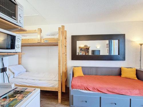 Cette petite chambre comprend 2 lits superposés et un miroir. dans l'établissement Résidence La Vanoise - Studio de 20m² pour 4 personnes MAE-7974, à Montvalezan