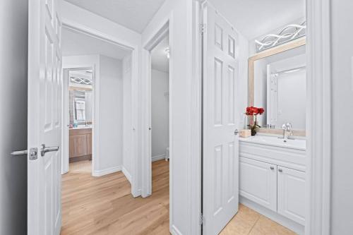 Un baño de Peaceful - 4 bdrm home with fast WIFI free parking