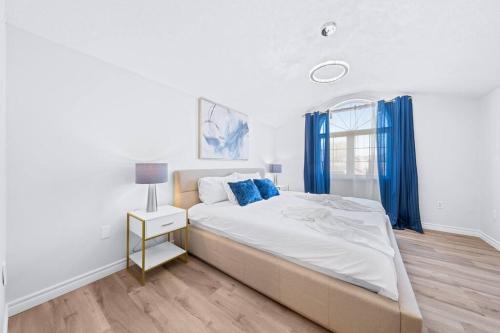 Una cama o camas en una habitación de Peaceful - 4 bdrm home with fast WIFI free parking