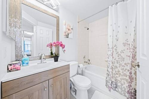 Un baño de Peaceful - 4 bdrm home with fast WIFI free parking
