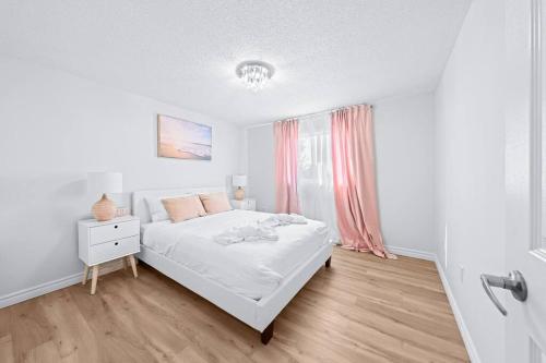 Una cama o camas en una habitación de Peaceful - 4 bdrm home with fast WIFI free parking