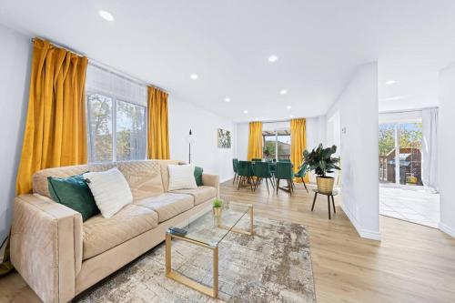 Un lugar para sentarse en Peaceful - 4 bdrm home with fast WIFI free parking