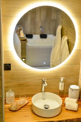 Ένα μπάνιο στο La Suite Bien Être & Luxe au Domaine du Moulin