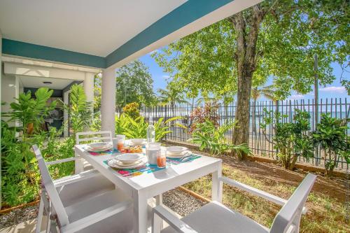 Ein Balkon oder eine Terrasse in der Unterkunft Courbaril Hôtel