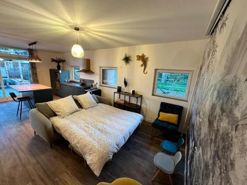 une chambre avec un lit et un salon dans l'établissement Gîte de plain-pied, à Les Abrets en Dauphine