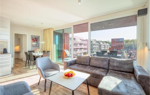 ein Wohnzimmer mit einer Couch und einem Tisch in der Unterkunft Passatvilla - Apartment 5 in Travemünde