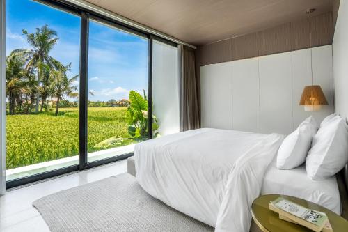 Un dormitorio con una cama y una ventana grande. en Green Flow Ubud Villa 29, en Ubud