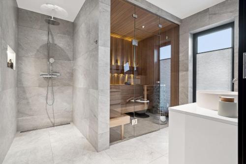 Koupelna v ubytování Amazing cabin in Lyngvær Resort LL24