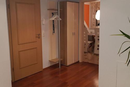 a room with a door and a room with a hallway at Geräumige 2-Zimmerwohnung in ruhiger Lage in Ansbach