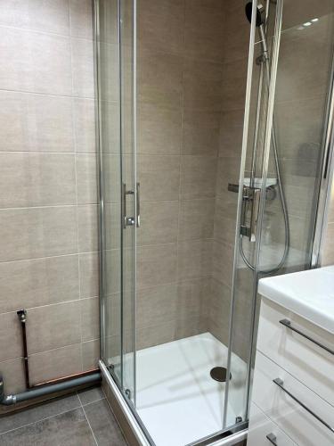 une douche avec une porte vitrée dans une salle de bain dans l'établissement Résidence Moutieres B1 - Studio·Proche des pistes·Balcon MAE-3984, à Tignes