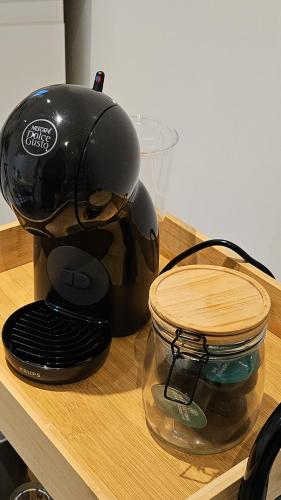 une cafetière assise au-dessus d'une table dans l'établissement Charmant et élégant appartement, à Drancy